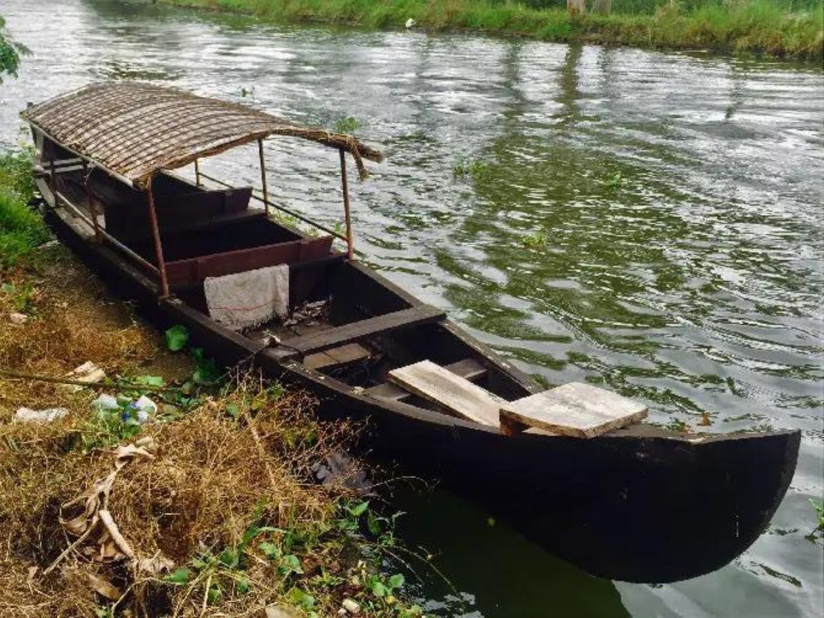 Small canoe used for tourists at Alleppey backwaters, India