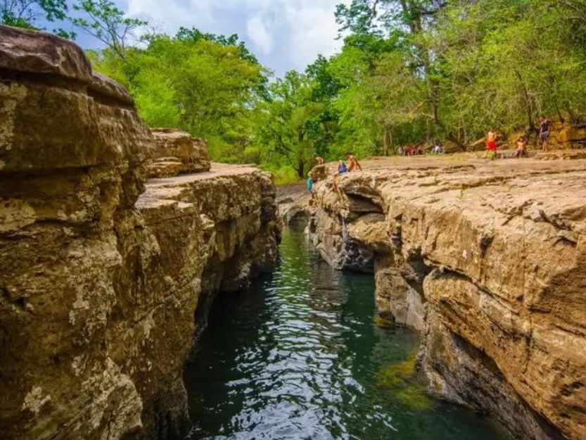 People cliff jumoing in Gualaca Canyon near Boquete