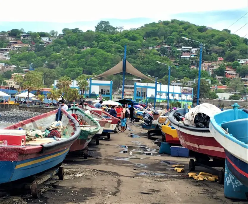 La Libertad Harbour, boats on the pier