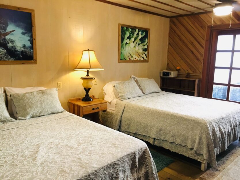 Room at Utila Lodge with two double beds