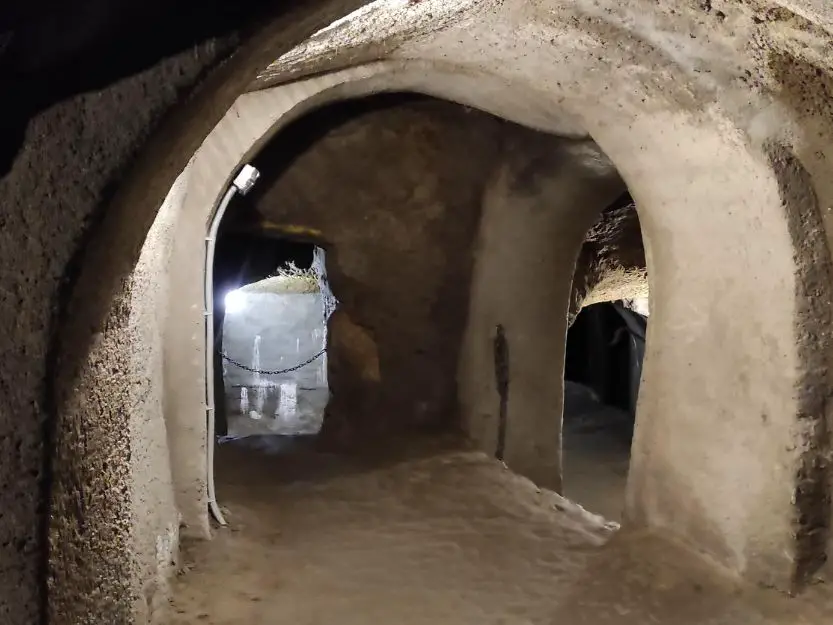 Znojmo Underground Tour, image of dimly lit tunnels
